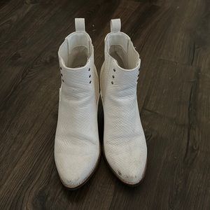 WHITE HEELED BOOTS